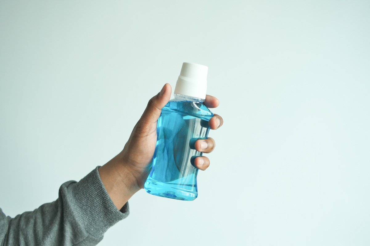 O enxaguante pode até dar aquela sensação de frescor, mas não remove a placa bacteriana nem substitui a escovação.