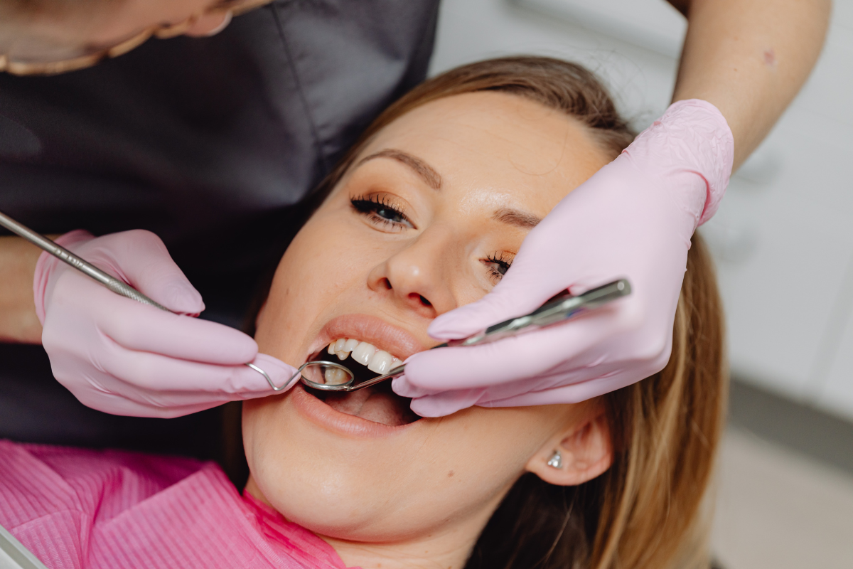 Limpeza dental profissional x escovação: por que você precisa das duas?