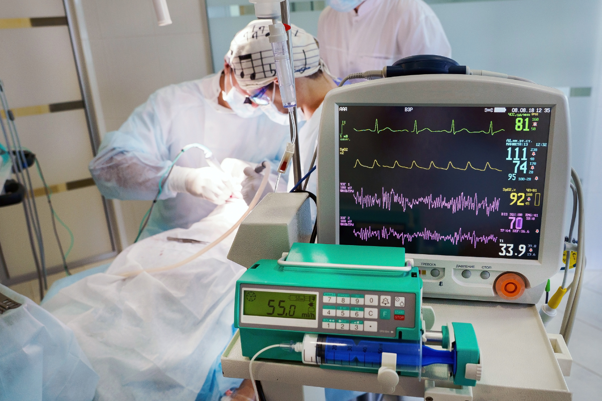 A sedação venosa é uma técnica moderna que proporciona tranquilidade e segurança durante procedimentos odontológicos. Indicada para pacientes ansiosos, com medo do dentista ou que precisam de tratamentos longos, ela garante relaxamento profundo sem perder a consciência. Na VH Odontologia, todo o processo é realizado por anestesista especializado, com monitoramento completo e atenção ao bem-estar do paciente.